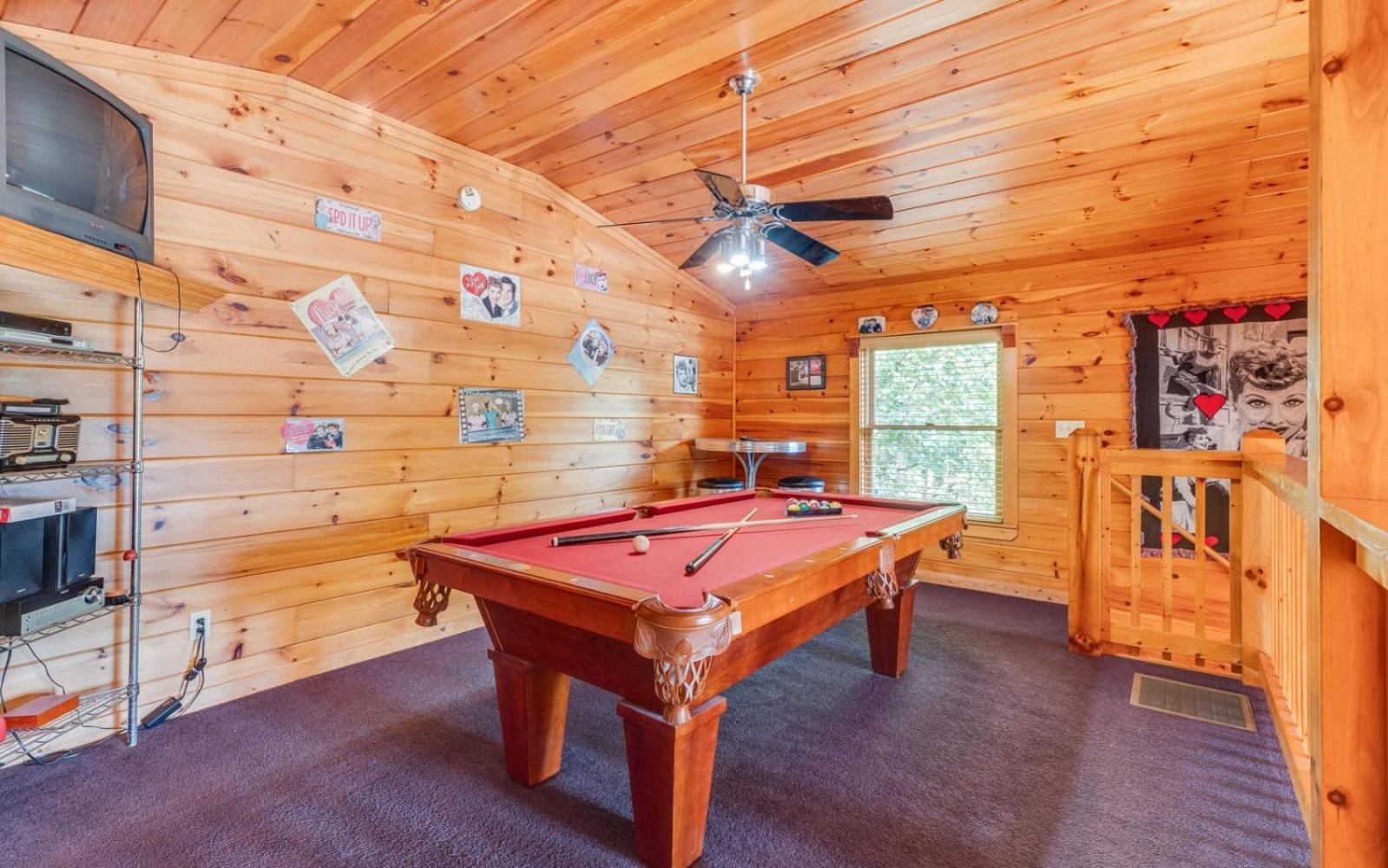 Hugs N Kisses Pool Table Hot Tub Pool Table Community Pool Close To Downtown Gatlinburg Bagian luar foto