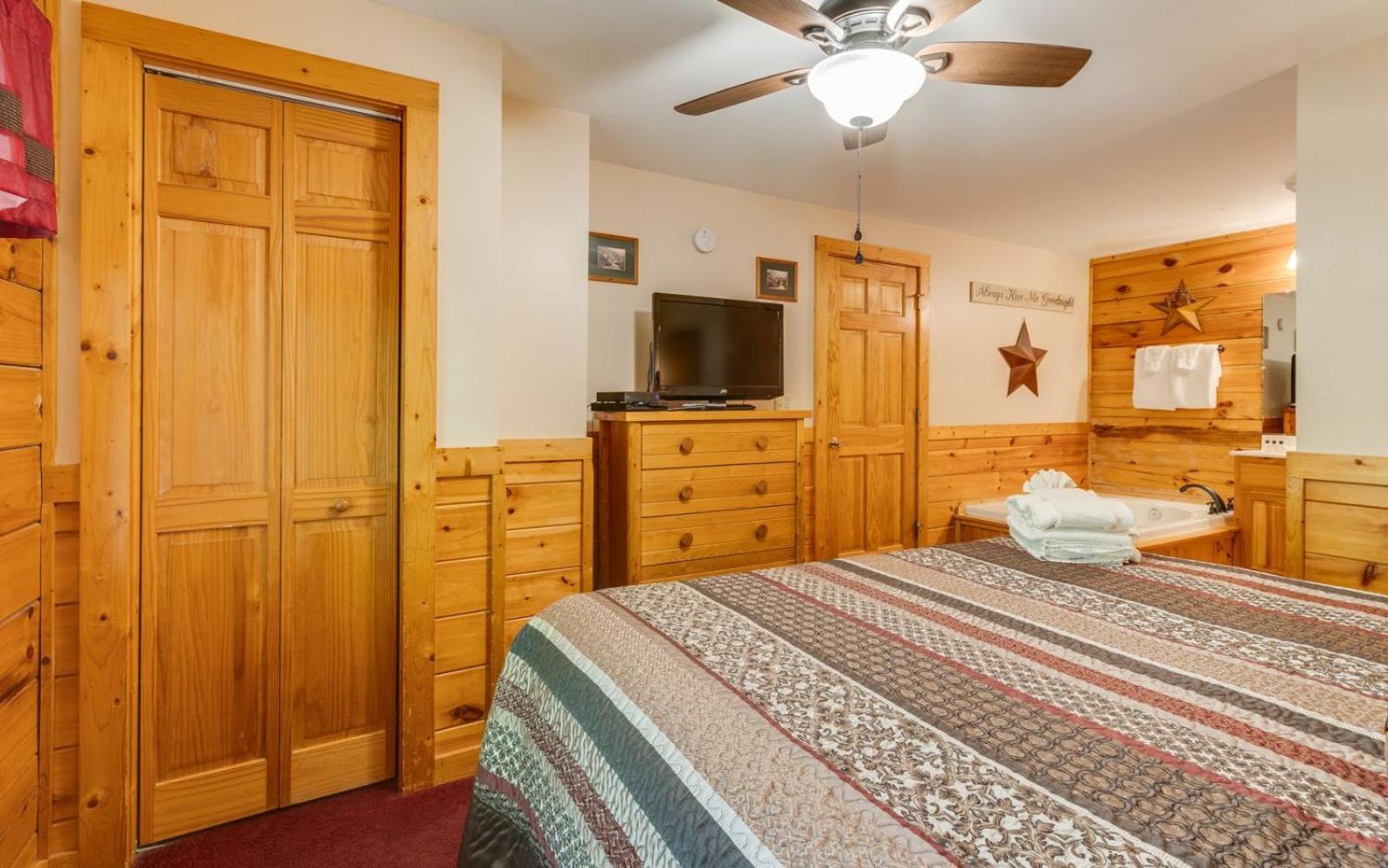 Hugs N Kisses Pool Table Hot Tub Pool Table Community Pool Close To Downtown Gatlinburg Bagian luar foto